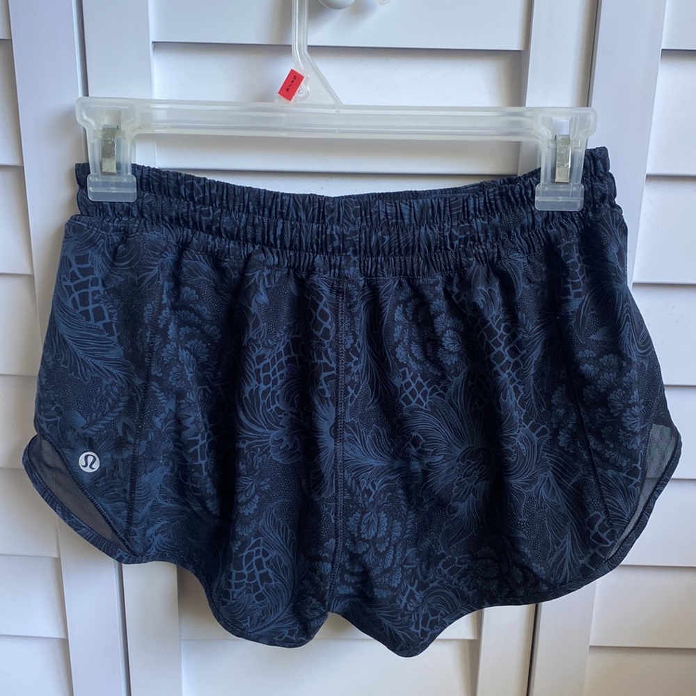 Lululemon Black Shorts With Pattern - image 5